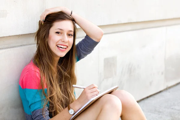 Adolescente escrevendo menina — Fotografia de Stock