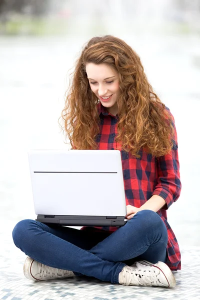 Junge Frau benutzt Laptop im Freien — Stockfoto