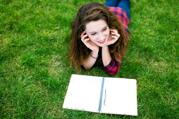 Fille faire ses devoirs à l'extérieur — Photo