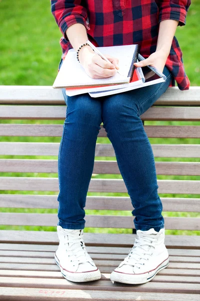 Girl doing her homework outdoors — Stock Photo, Image