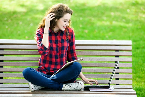 Mädchen macht ihre Hausaufgaben im Freien — Stockfoto