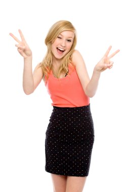 Kadın barış işareti yapıyor