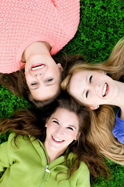 Drei schöne junge Freundinnen — Stockfoto