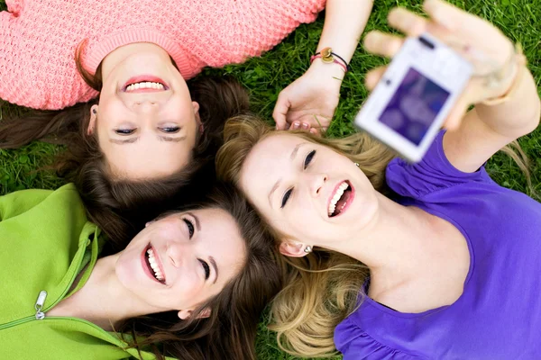 Friends taking photo — Stock Photo, Image