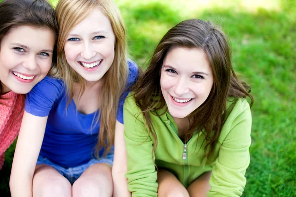 Üç güzel genç kadın arkadaş — Stok fotoğraf