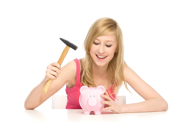 Jonge vrouw breken piggy bank — Stockfoto