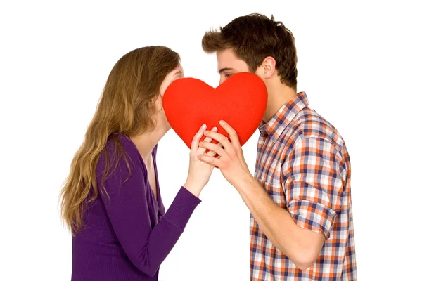 Casal segurando coração vermelho — Fotografia de Stock