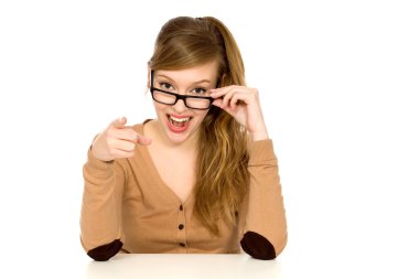 Gözlüklü genç kadın.