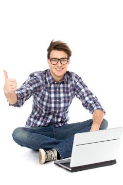 başparmak gösterilen laptop ile adam