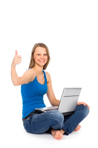 Дівчина з великими пальцями вгору за допомогою ноутбука — стокове фото