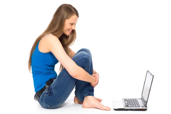 Κορίτσι κάθεται με φορητό υπολογιστή — Φωτογραφία Αρχείου