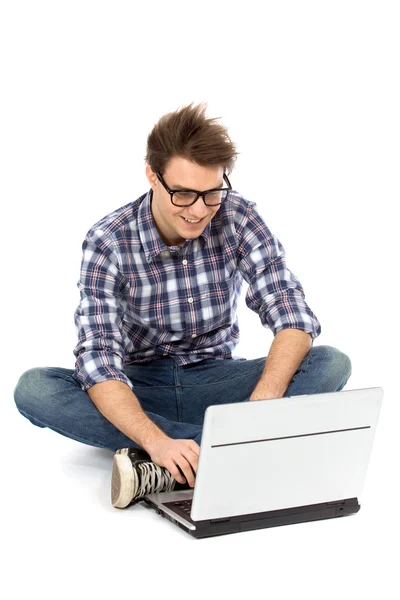 Jonge man zittend met laptop — Stockfoto