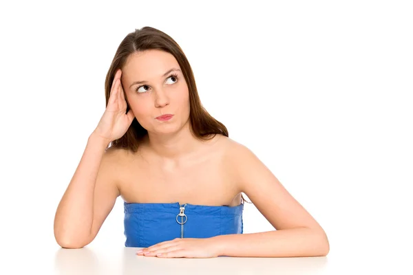 Chica apoyada en la mesa — Foto de Stock