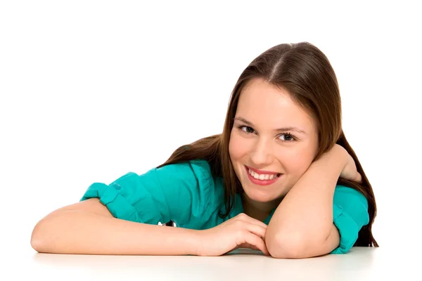 Chica apoyada en la mesa — Foto de Stock