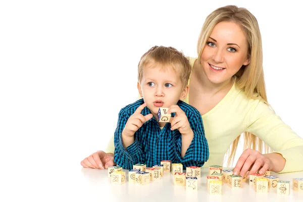 Mãe e filho brincando com blocos — Fotografia de Stock