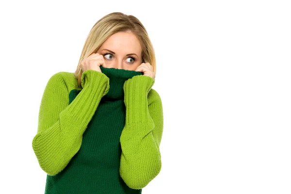 Mujer tirando suéter sobre la cara — Foto de Stock