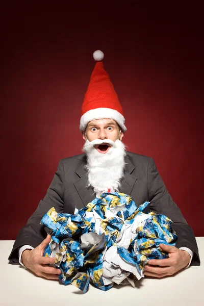 Santa met verfrommeld papier — Stockfoto