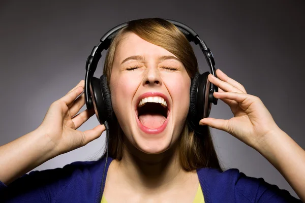 Girl listening to music — Stock Photo, Image