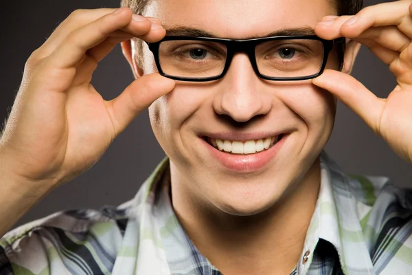 Ung man bär glasögon — Stockfoto