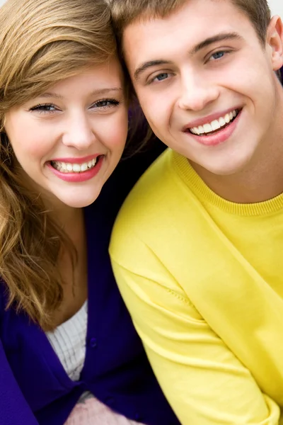 Retrato de um jovem casal — Fotografia de Stock