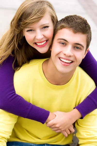 Retrato de um jovem casal — Fotografia de Stock