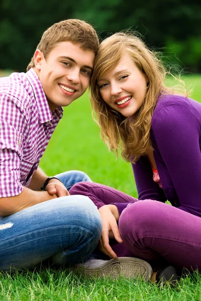 Feliz pareja joven — Foto de Stock