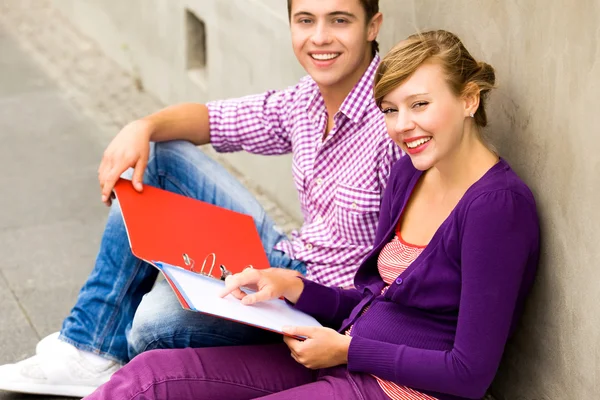 Estudiantes haciendo deberes — Foto de Stock