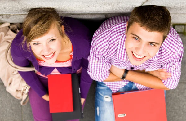 Studenti che fanno i compiti — Foto Stock