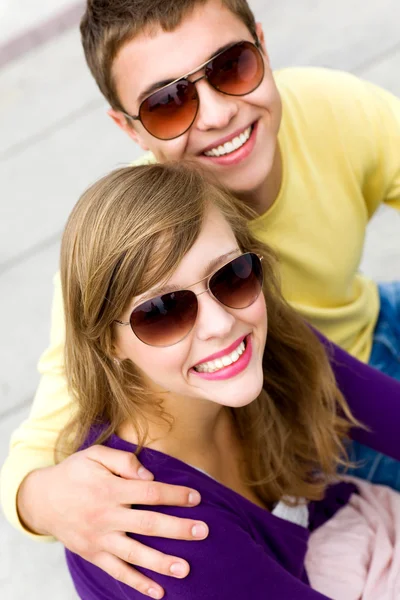 Junges Paar lächelt lizenzfreie Stockbilder
