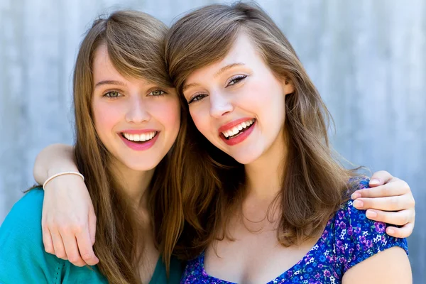 Two friends hugging — Stock Photo, Image