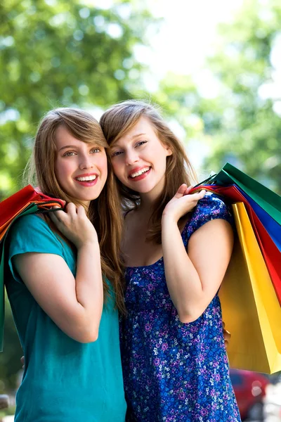 Frauen kaufen ein — Stockfoto