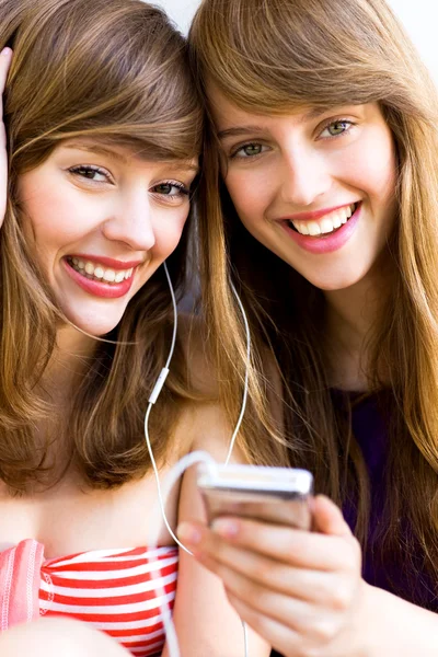 Girls with mp3 player — Stock Photo, Image