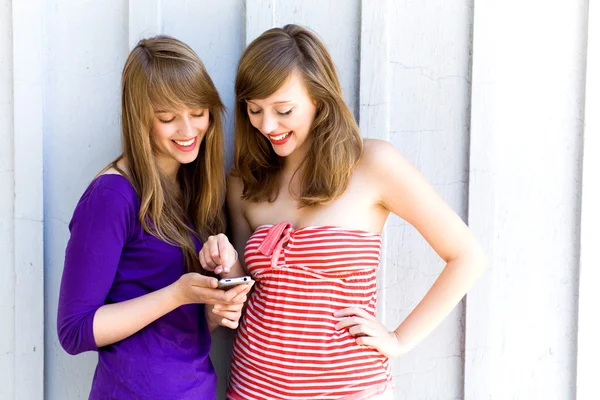 Meninas com telefone celular — Fotografia de Stock