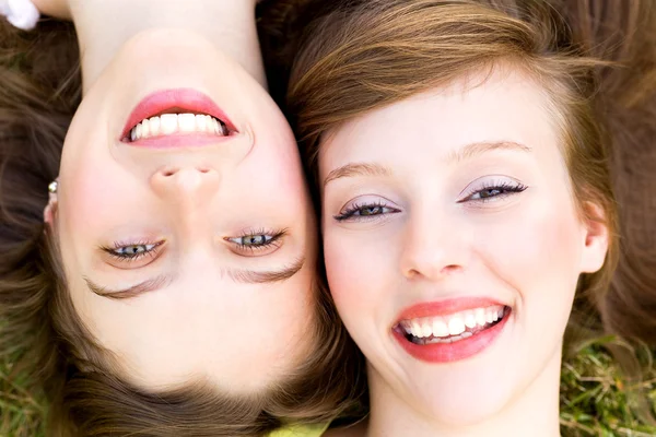 Close up de duas mulheres sorrindo — Fotografia de Stock