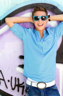 genç adam grafiti duvara yaslanmış