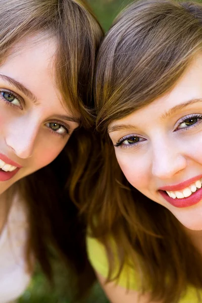 Close up de duas mulheres sorrindo — Fotografia de Stock