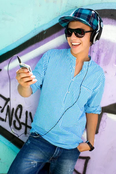 Young man with mp3 player — Stock Photo, Image