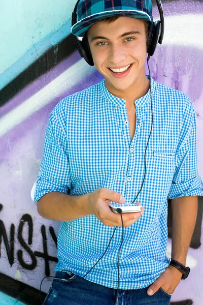 Young man with mp3 player — Stock Photo, Image