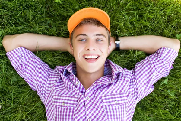 Mladý muž ležel na trávě — Stock fotografie
