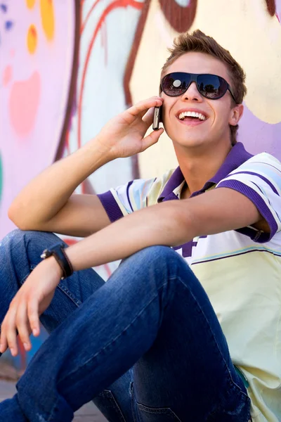 Młody człowiek korzystający z telefonu komórkowego Obraz Stockowy