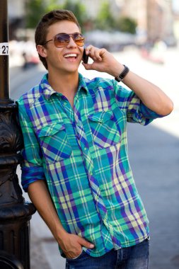 genç adam sokak lambası üzerinde asılı