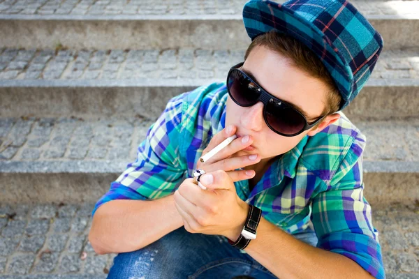 Adolescente Iluminação Um cigarro — Fotografia de Stock