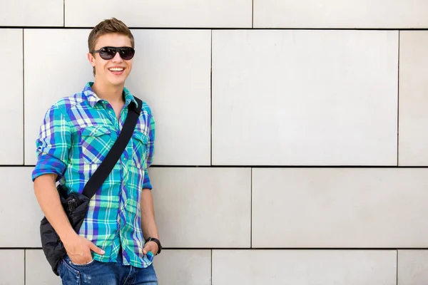 Student standing against wall — Stock Photo, Image