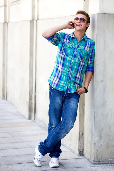 Genç adam cep telefonu kullanıyor.