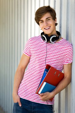 Öğrenci holding kitaplar