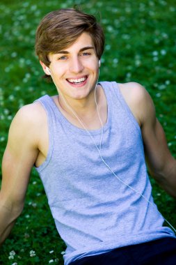 Park'ın bahçesinde oturan genç adam