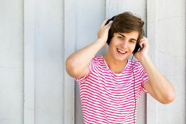 Hombre joven con auriculares —  Fotos de Stock