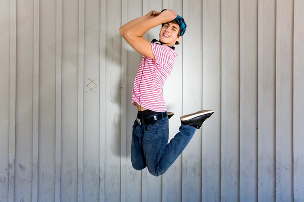 Joven saltando — Foto de Stock