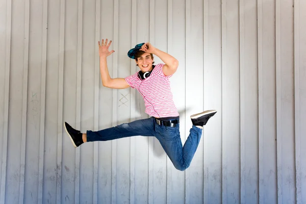 Young man jumping — Stock Photo, Image