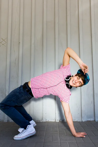 Breakdancer masculino en acción — Foto de Stock